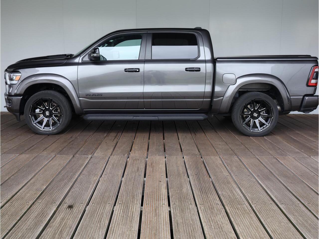 Dodge 1500 Ram 5.7 V8 4x4 Crew Cab Dominator | Uitlaatklep | Pano-dak | Tonneau cover | 22" | Fenders |