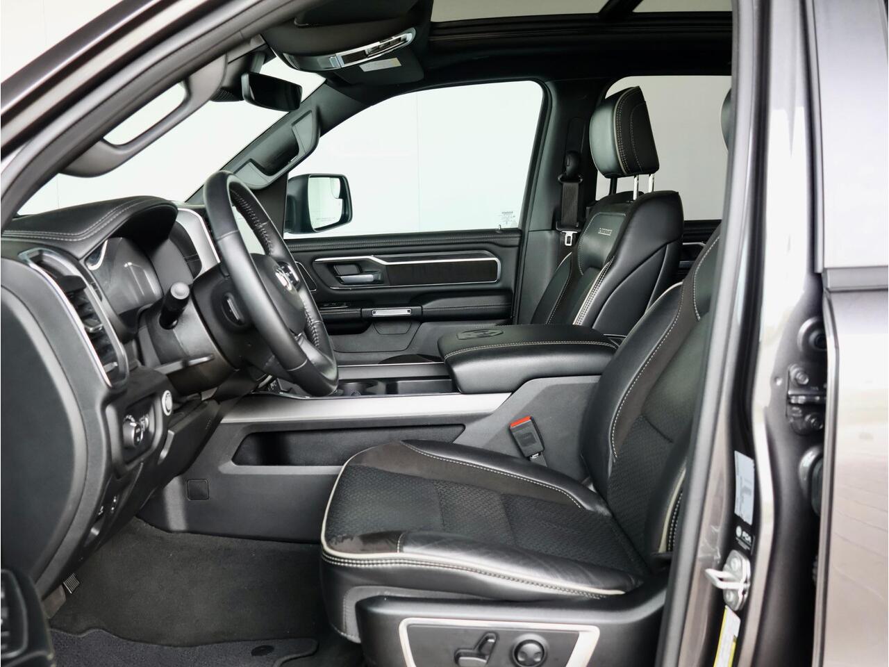 Dodge 1500 Ram 5.7 V8 4x4 Crew Cab Dominator | Uitlaatklep | Pano-dak | Tonneau cover | 22" | Fenders |