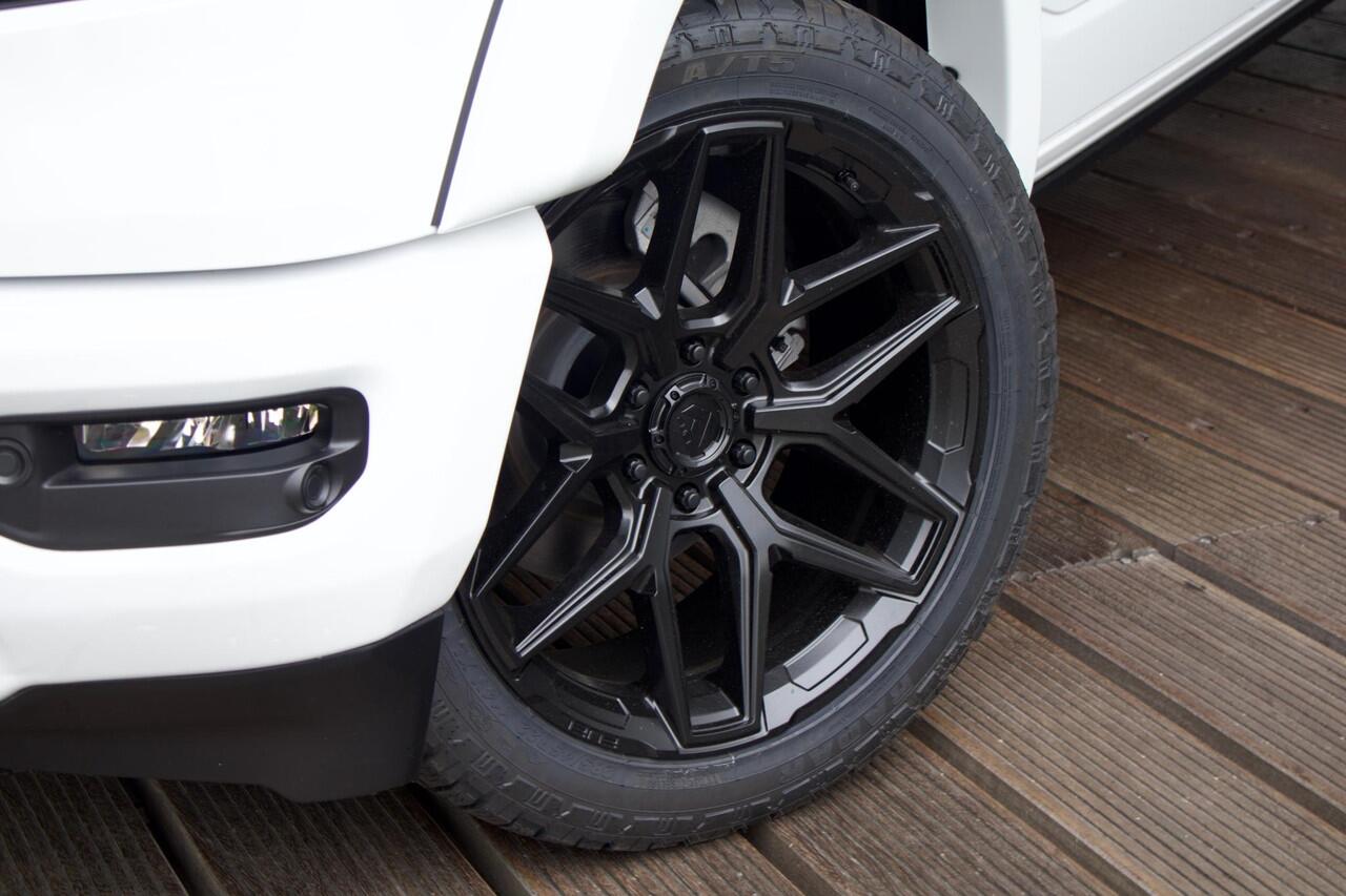 Dodge 1500 Ram 5.7 V8 4x4 Crew Cab Limited Dominator | Luchtvering| Pano | Fenders | 360 Camera |