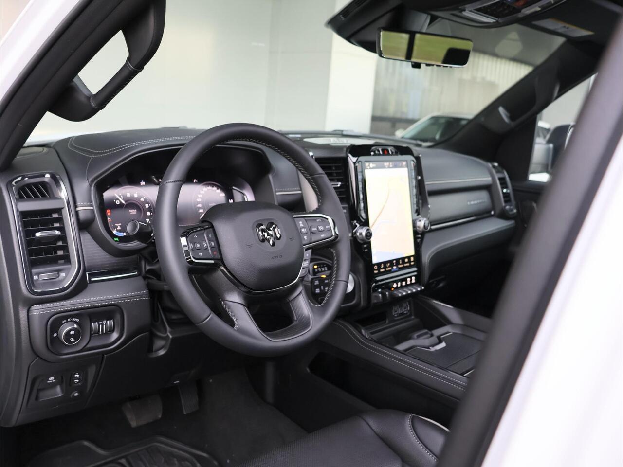 Dodge 1500 Ram 5.7 V8 4x4 Crew Cab Limited Dominator | Luchtvering| Pano | Fenders | 360 Camera |