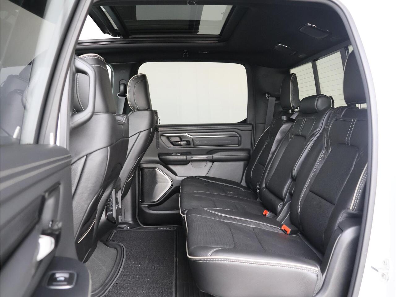 Dodge 1500 Ram 5.7 V8 4x4 Crew Cab Limited Dominator | Luchtvering| Pano | Fenders | 360 Camera |