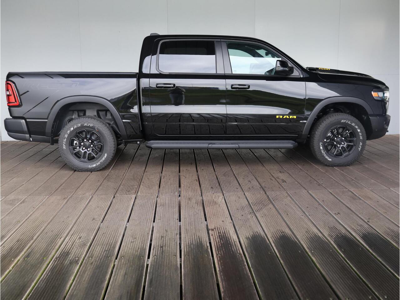 Dodge 1500 Ram 3.0 Hurricane Crew Cab Rebel Night | Pano | Leder interieur | Adaptieve CC | Elektrische laadklep |
