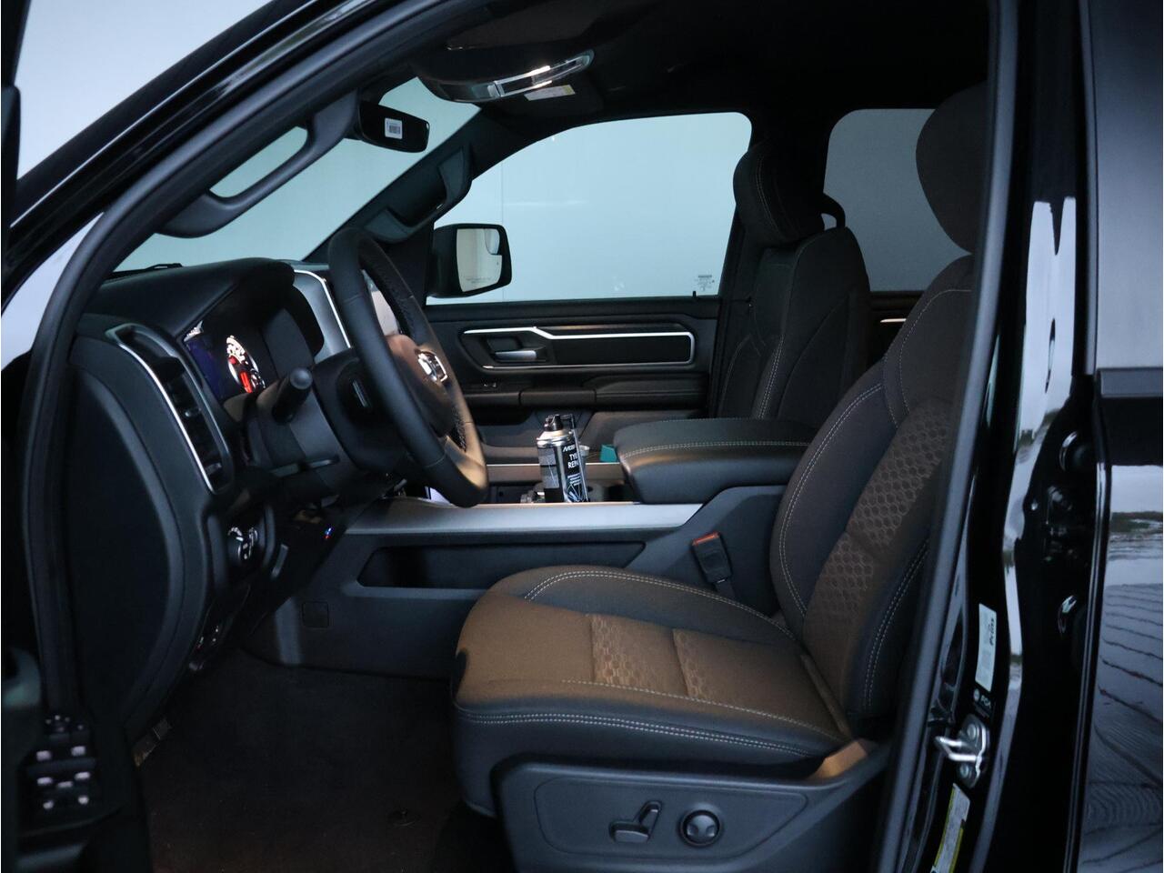 Dodge 1500 Ram 3.0 Hurricane 4x4 Crew Cab Bighorn Night Edition | Groot navi | Adaptive CC |