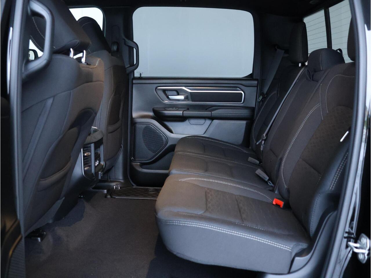 Dodge 1500 Ram 3.0 Hurricane 4x4 Crew Cab Bighorn Night Edition | Groot navi | Adaptive CC |