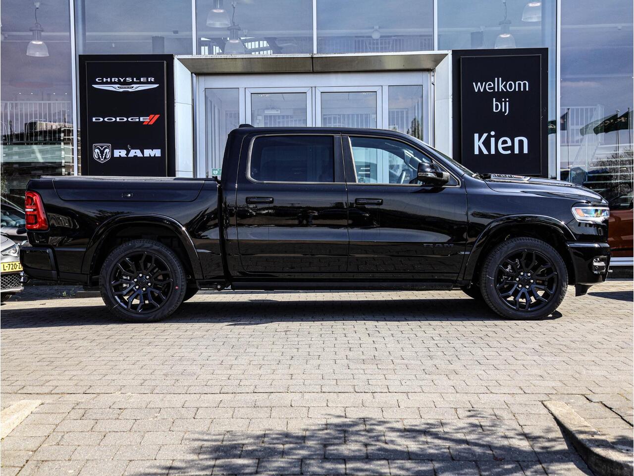 Dodge 1500 Ram 540 pk HO Crew Cab Limited Night | LPG | 540 PK | Pano Dak | LPG | Luchtvering |