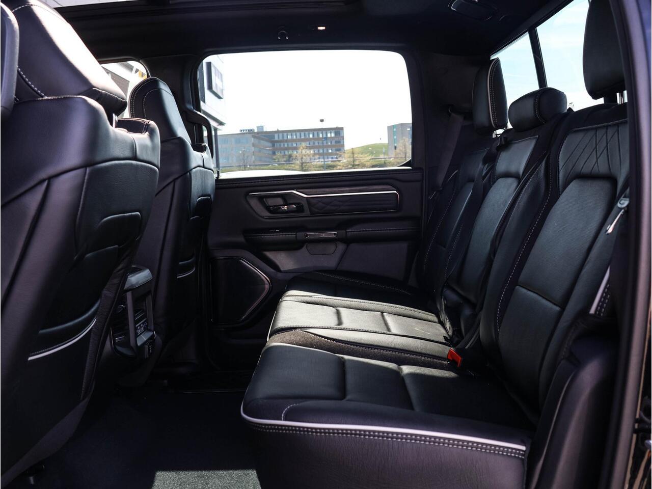 Dodge 1500 Ram 540 pk HO Crew Cab Limited Night | LPG | 540 PK | Pano Dak | LPG | Luchtvering |