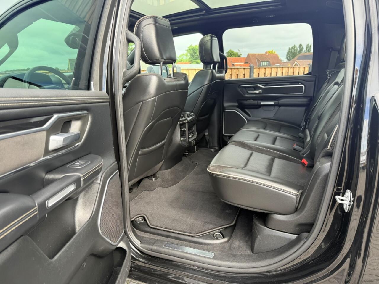 Dodge RAM PICKUP 5.7 V8 4x4 LARAMIE NIGHT EDIT. LUCHTVERING