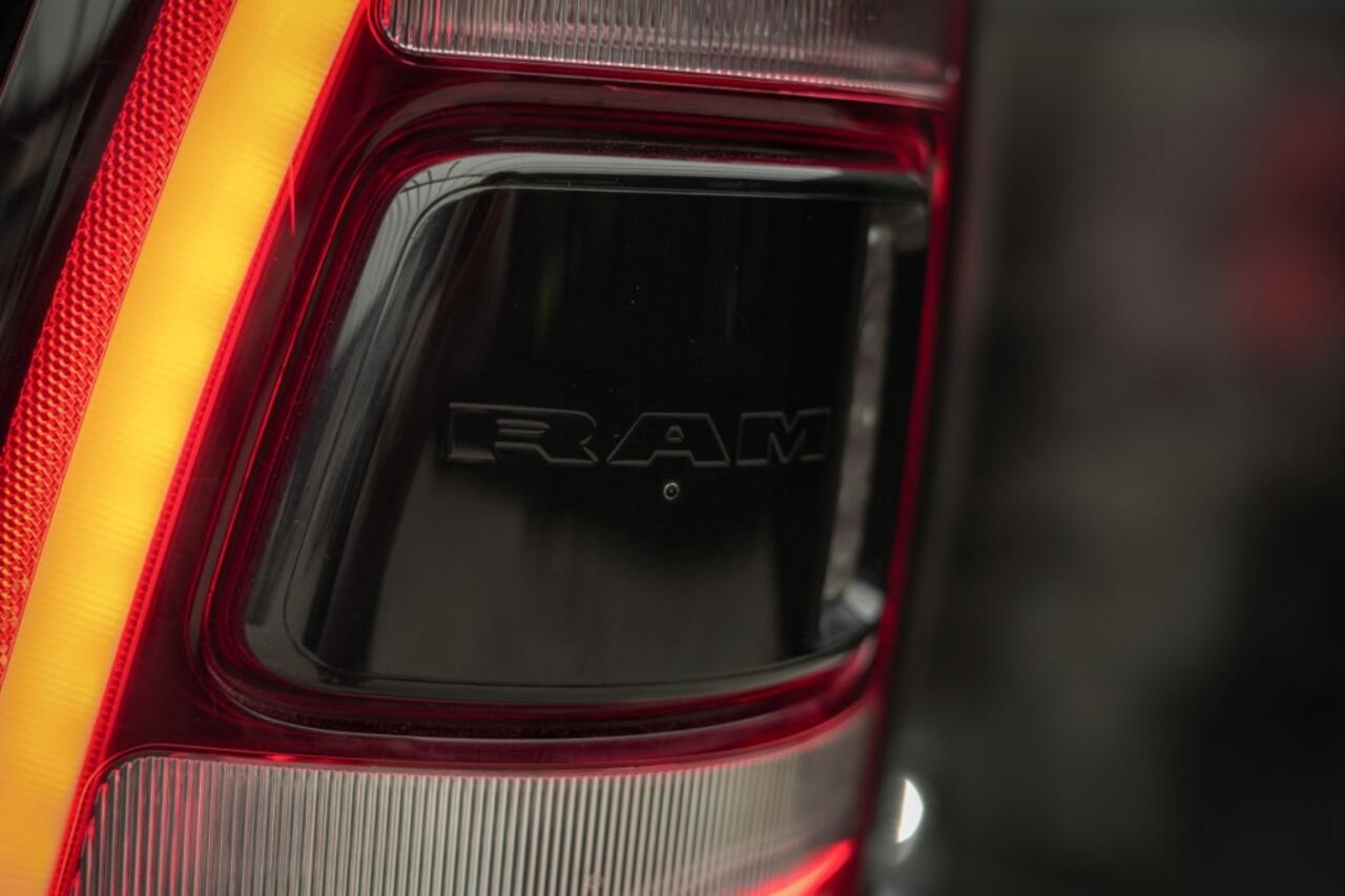 Dodge RAM PICKUP 4X4 Limitid Night