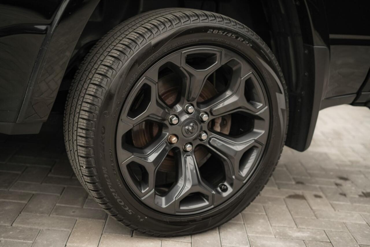 Dodge RAM PICKUP 4X4 Limitid Night