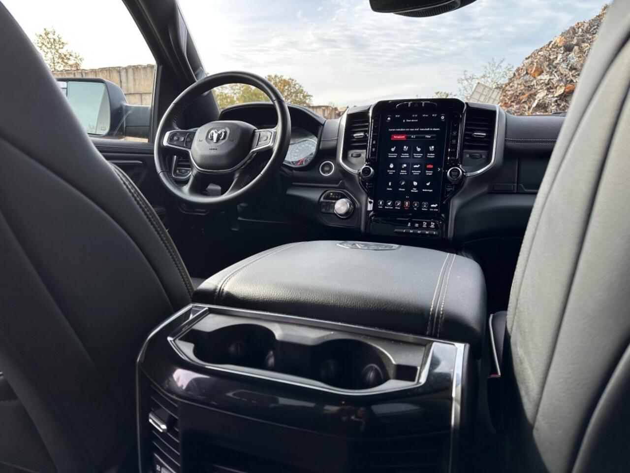 Dodge RAM PICKUP RAM 1500 LAREMIE 5.7 V8 l FULL BLACK l LUCHTVER l NAP l 360CAM l STOEL/STUURVER