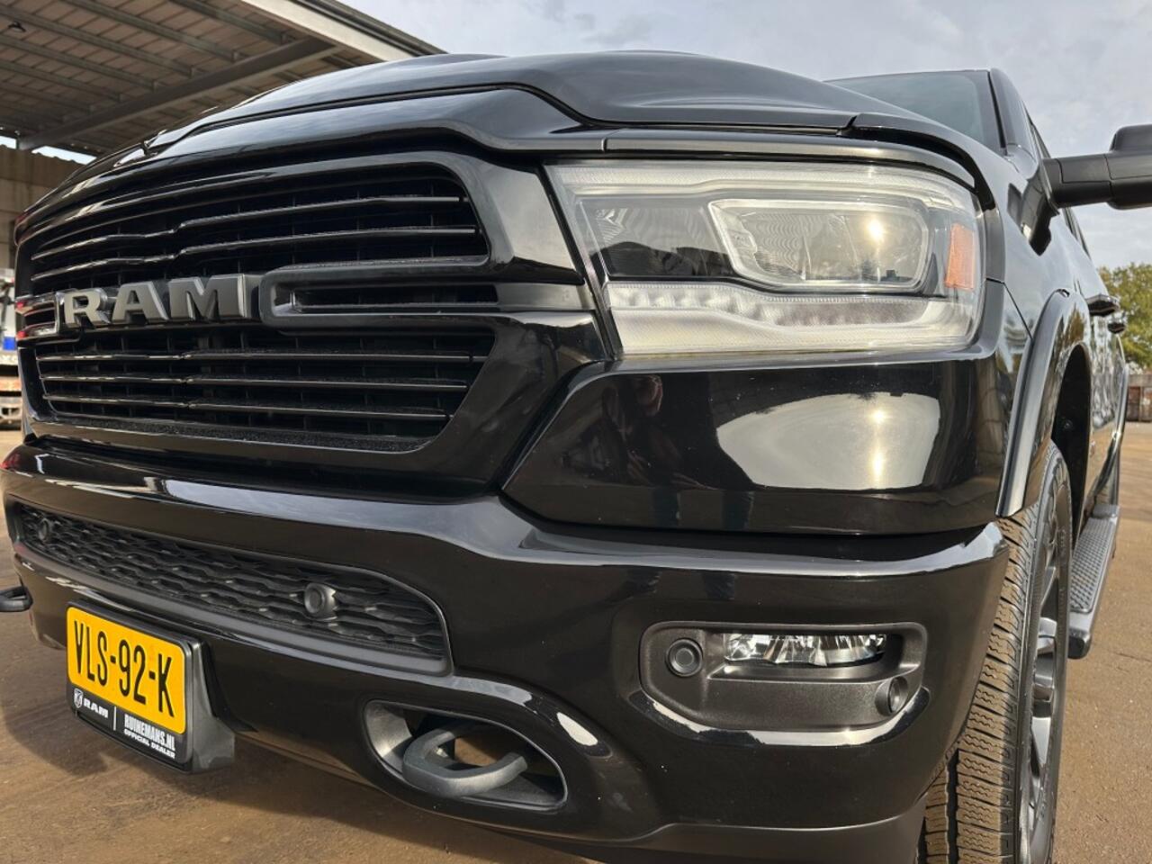 Dodge RAM PICKUP RAM 1500 LAREMIE 5.7 V8 l FULL BLACK l LUCHTVER l NAP l 360CAM l STOEL/STUURVER