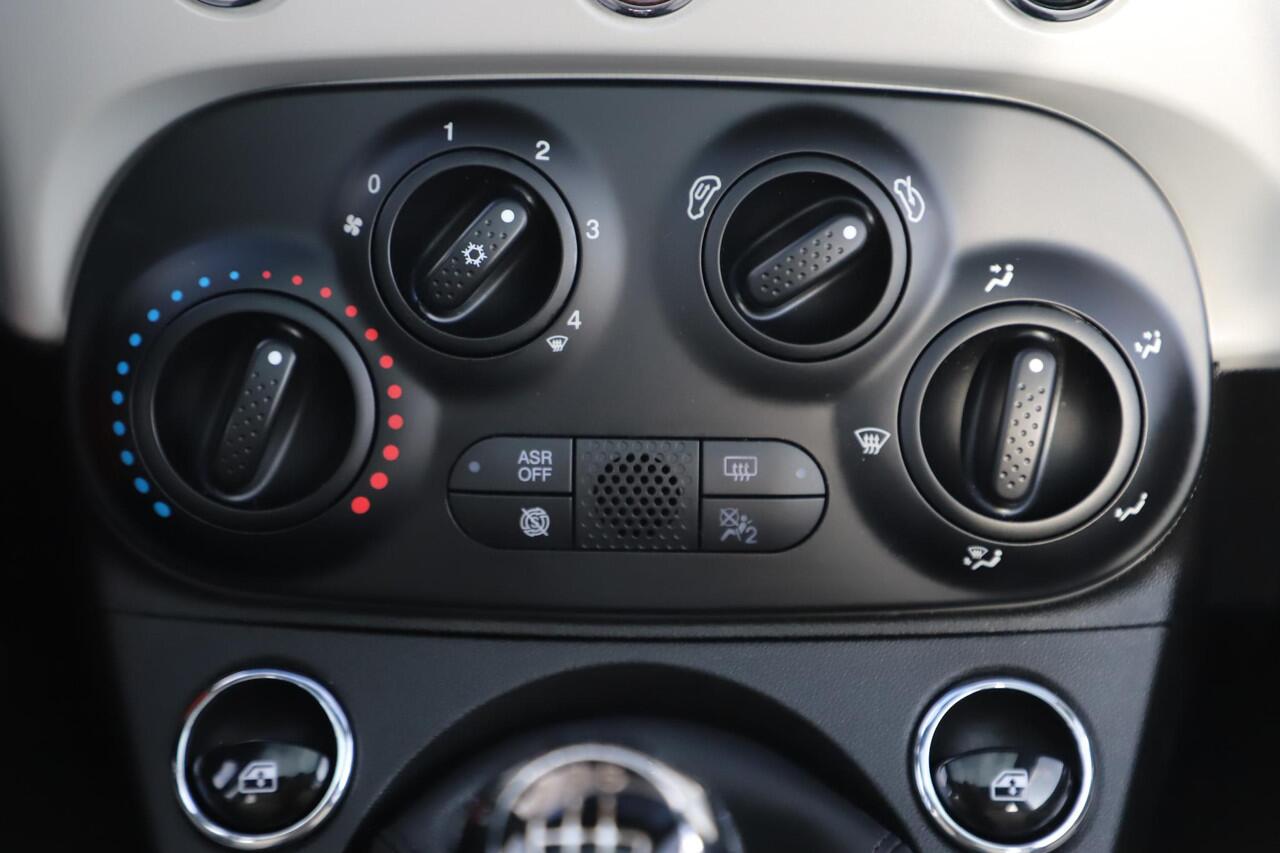 Fiat 500 1.0 Hybrid Star Panoramadak Two Tone Interieur Half Leder Carplay Navigatie 15 inch LMV Cruise Control Airco Parkeersensor