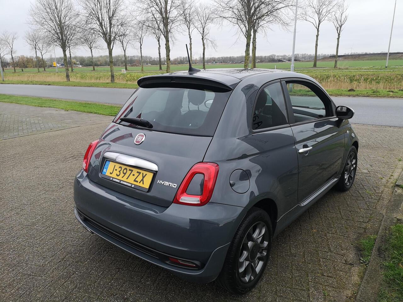 Fiat 500 1.0 Hybrid Rockstar | Sport | Carplay | Automatische airco | Parkeersensoren | Grigio Carrara