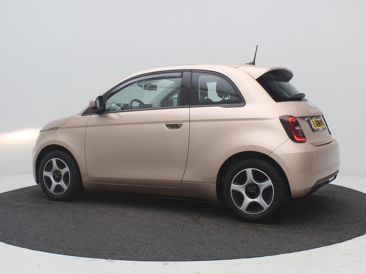 Fiat 500 Passion 42 kWh / SOH 91% / Schuifkanteldak / Navigatie / Climate Control / Keyless Entry / Apple Carplay / Historie Bekend / Cruise Control / NL Auto / 1ste Eigenaar / All Seasonbanden
