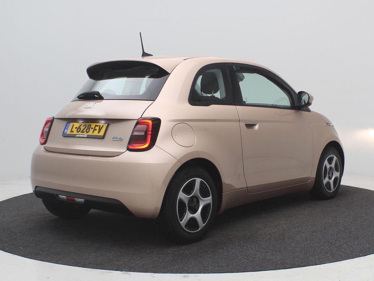 Fiat 500 Passion 42 kWh / SOH 91% / Schuifkanteldak / Navigatie / Climate Control / Keyless Entry / Apple Carplay / Historie Bekend / Cruise Control / NL Auto / 1ste Eigenaar / All Seasonbanden