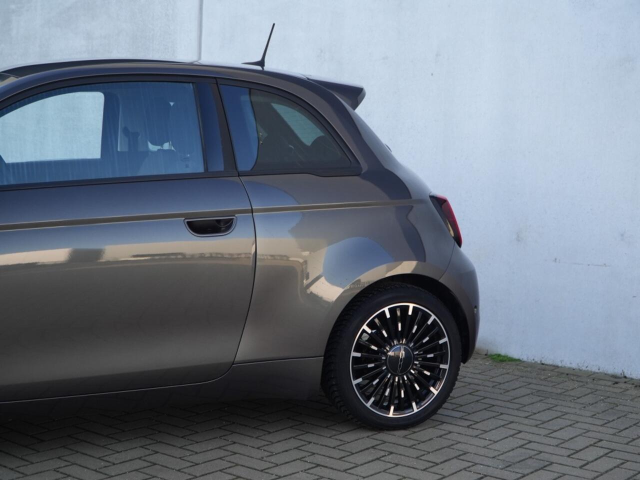 Fiat 500 Icon 42KWH | LED | Pano | Camera | Navi | Carplay | 17"