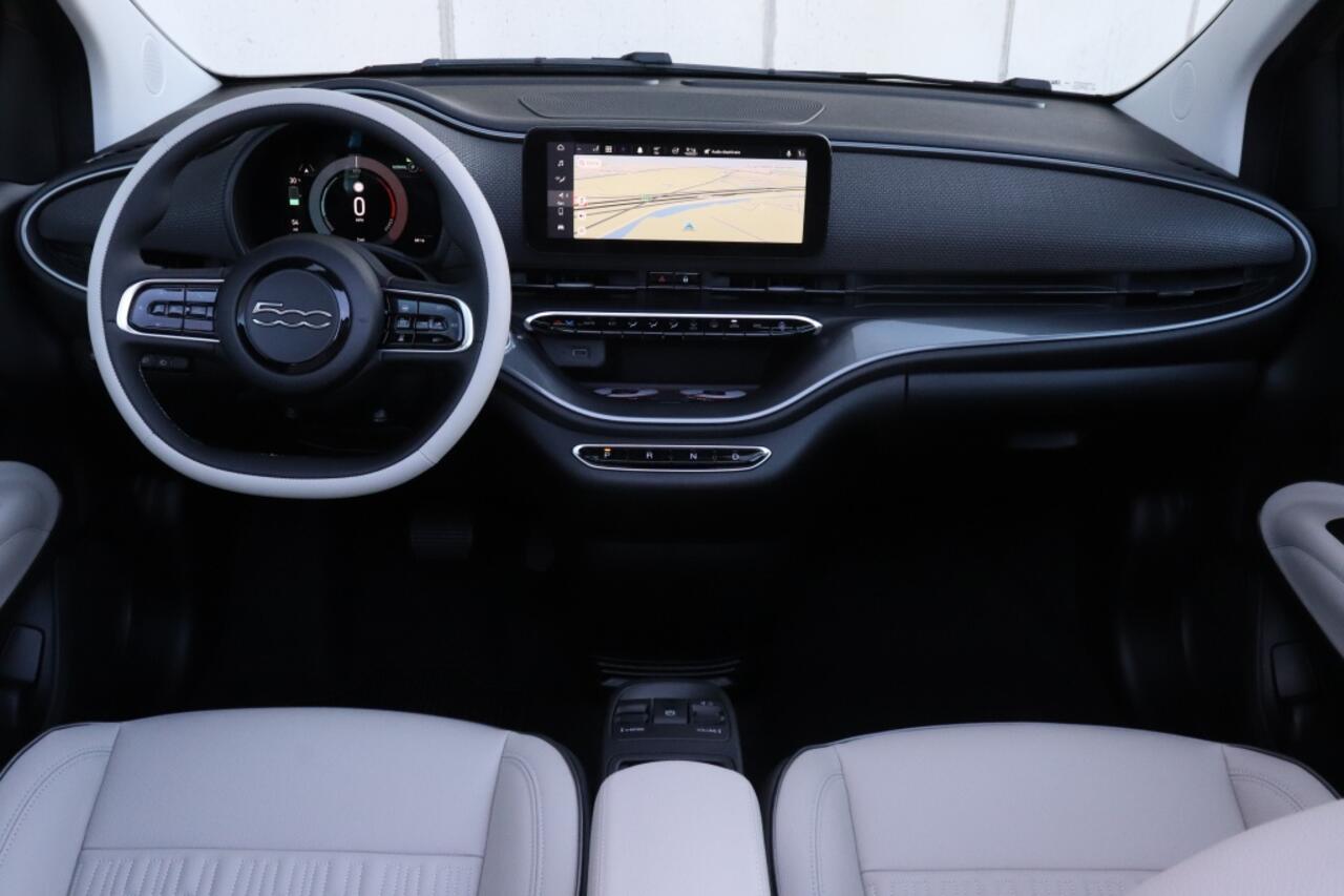 Fiat 500 La Prima 42 kWh | Technology | Winter | JBL | 17"