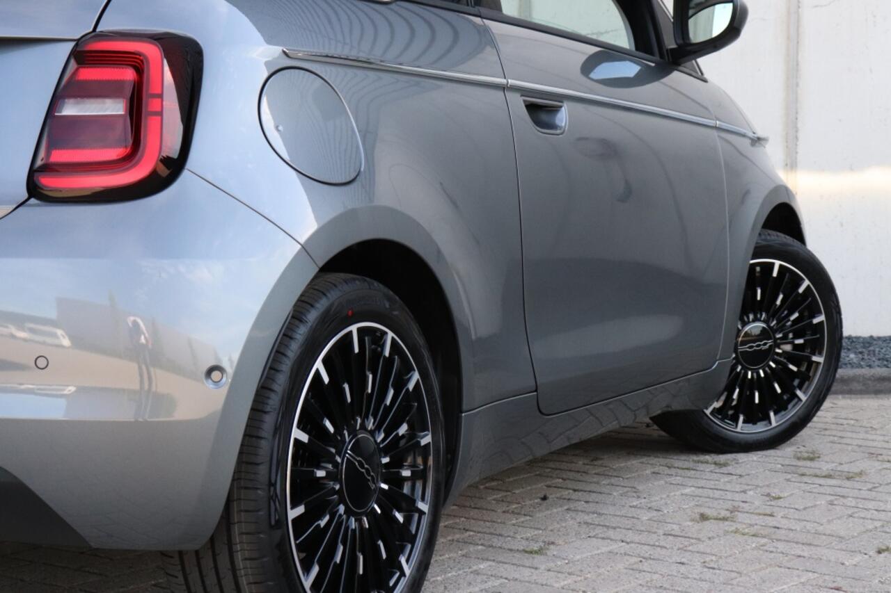 Fiat 500 La Prima 42 kWh | Technology | Winter | JBL | 17"
