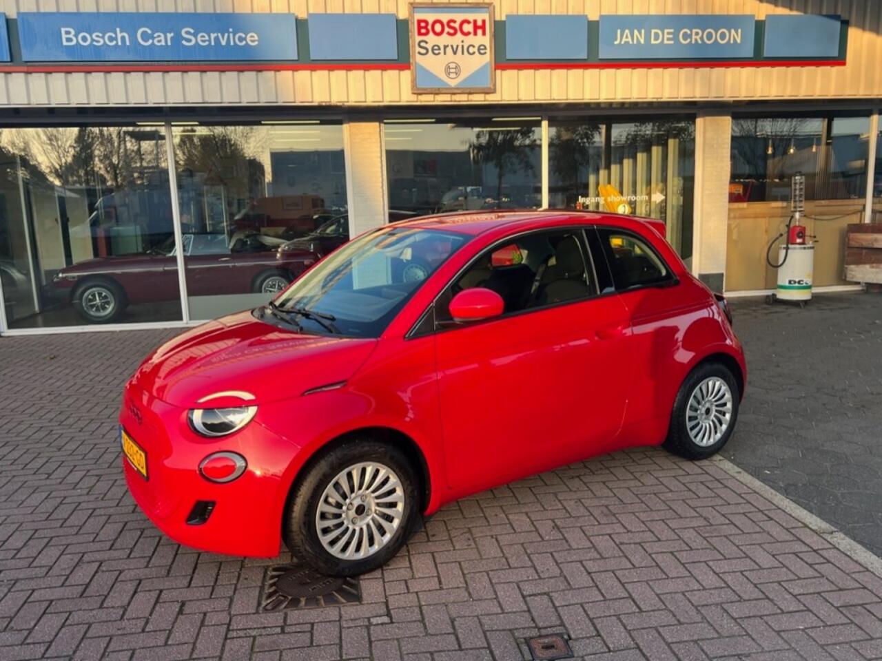 Fiat 500 RED 24 KWH / 165km bereik 2.375km NAP 1e eigenaar #NIEUWSTAAT