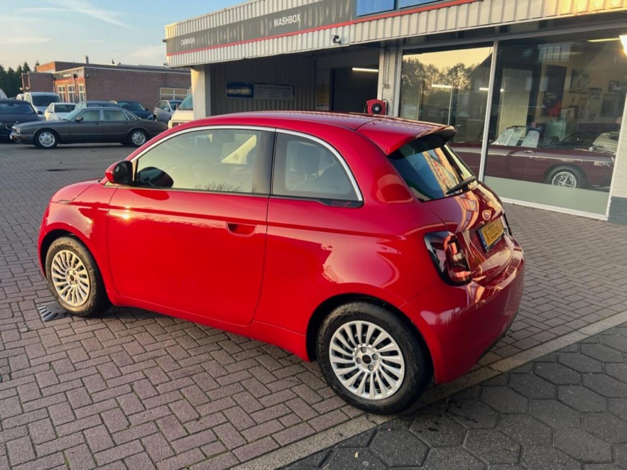 Fiat 500 RED 24 KWH / 165km bereik 2.375km NAP 1e eigenaar #NIEUWSTAAT