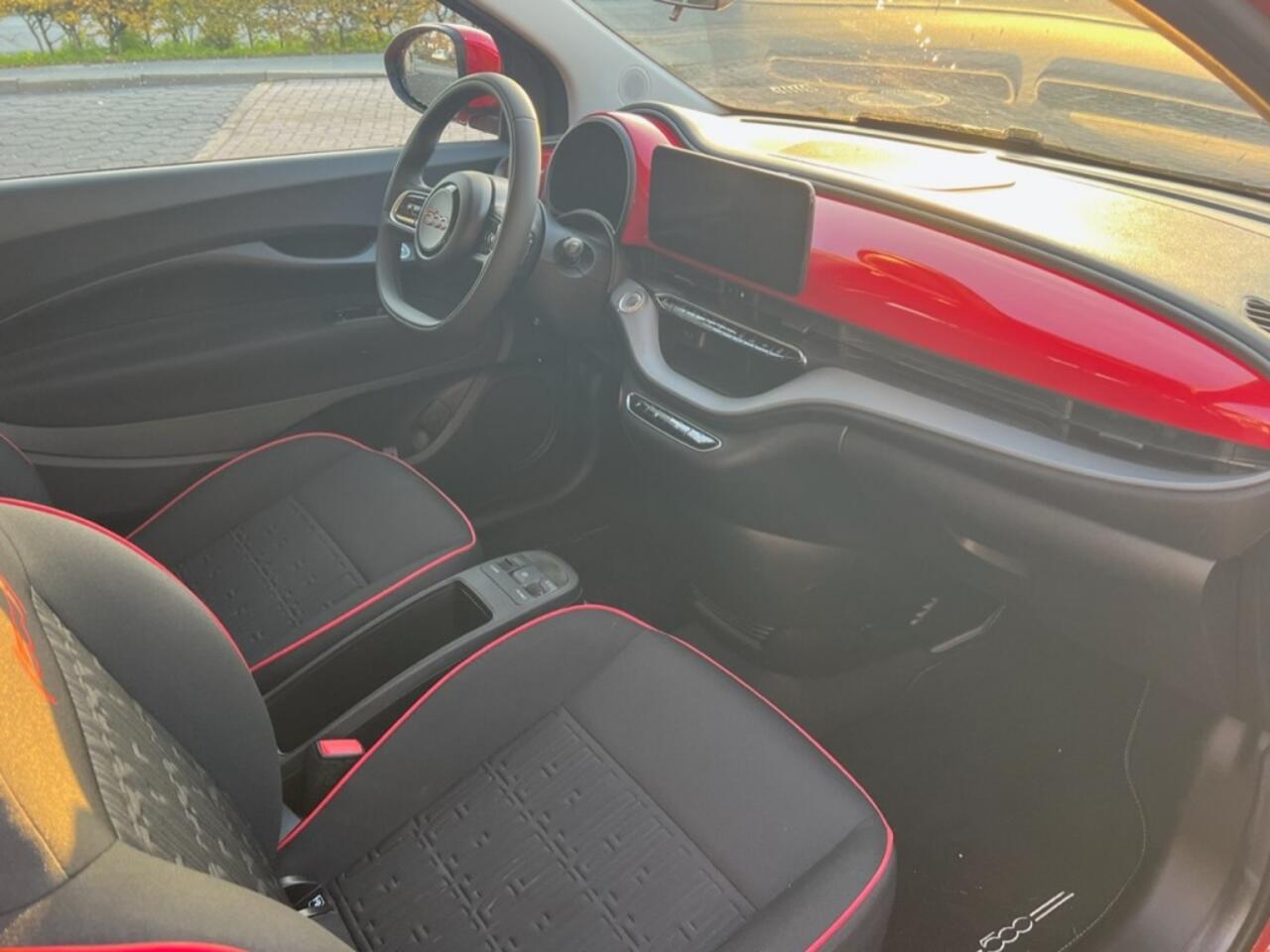 Fiat 500 RED 24 KWH / 165km bereik 2.375km NAP 1e eigenaar #NIEUWSTAAT