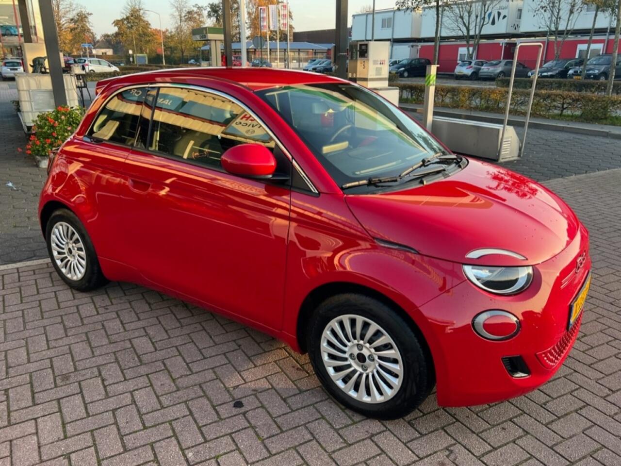 Fiat 500 RED 24 KWH / 165km bereik 2.375km NAP 1e eigenaar #NIEUWSTAAT