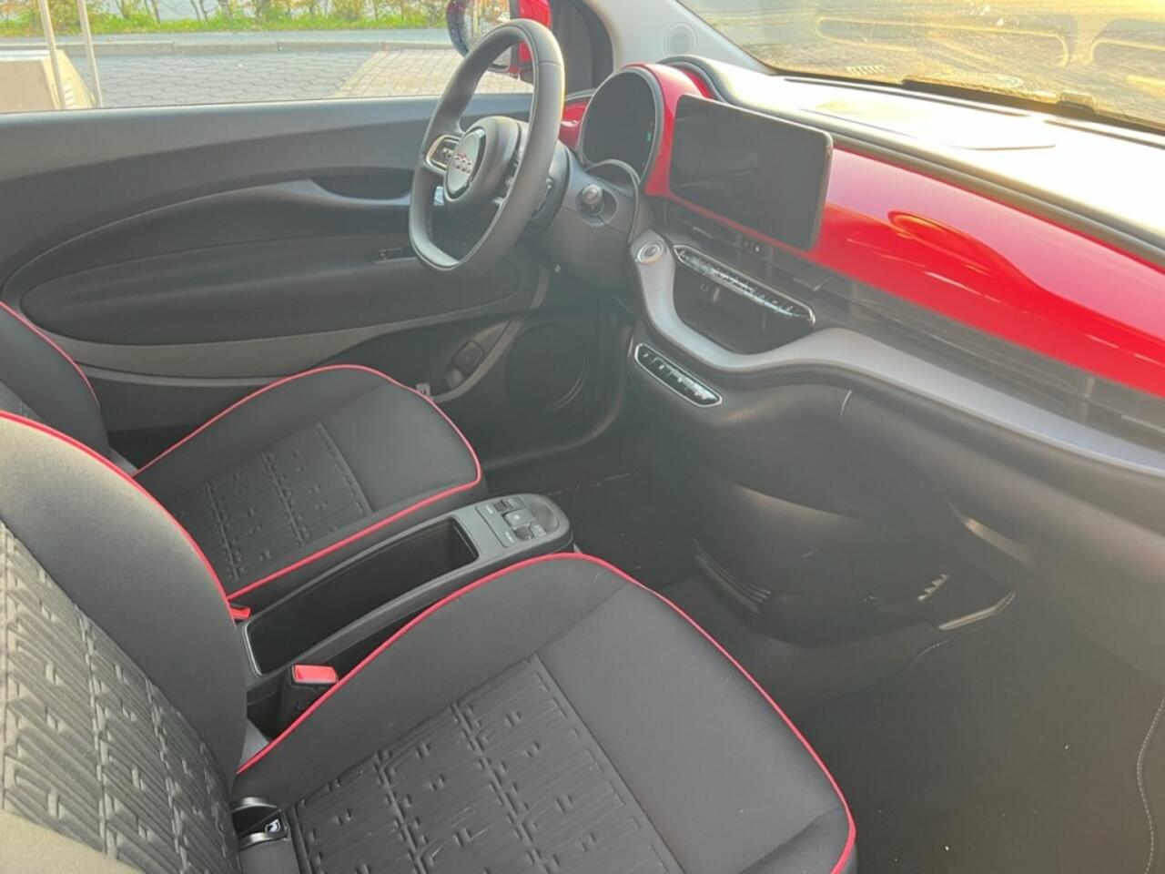Fiat 500 RED 24 KWH / 165km bereik 2.375km NAP 1e eigenaar #NIEUWSTAAT