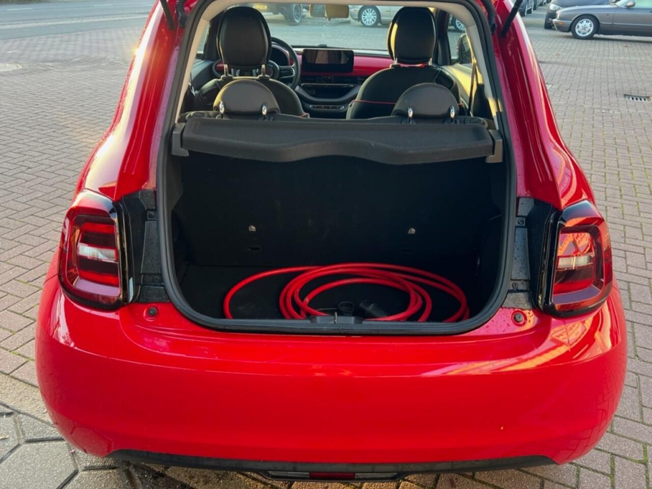 Fiat 500 RED 24 KWH / 165km bereik 2.375km NAP 1e eigenaar #NIEUWSTAAT