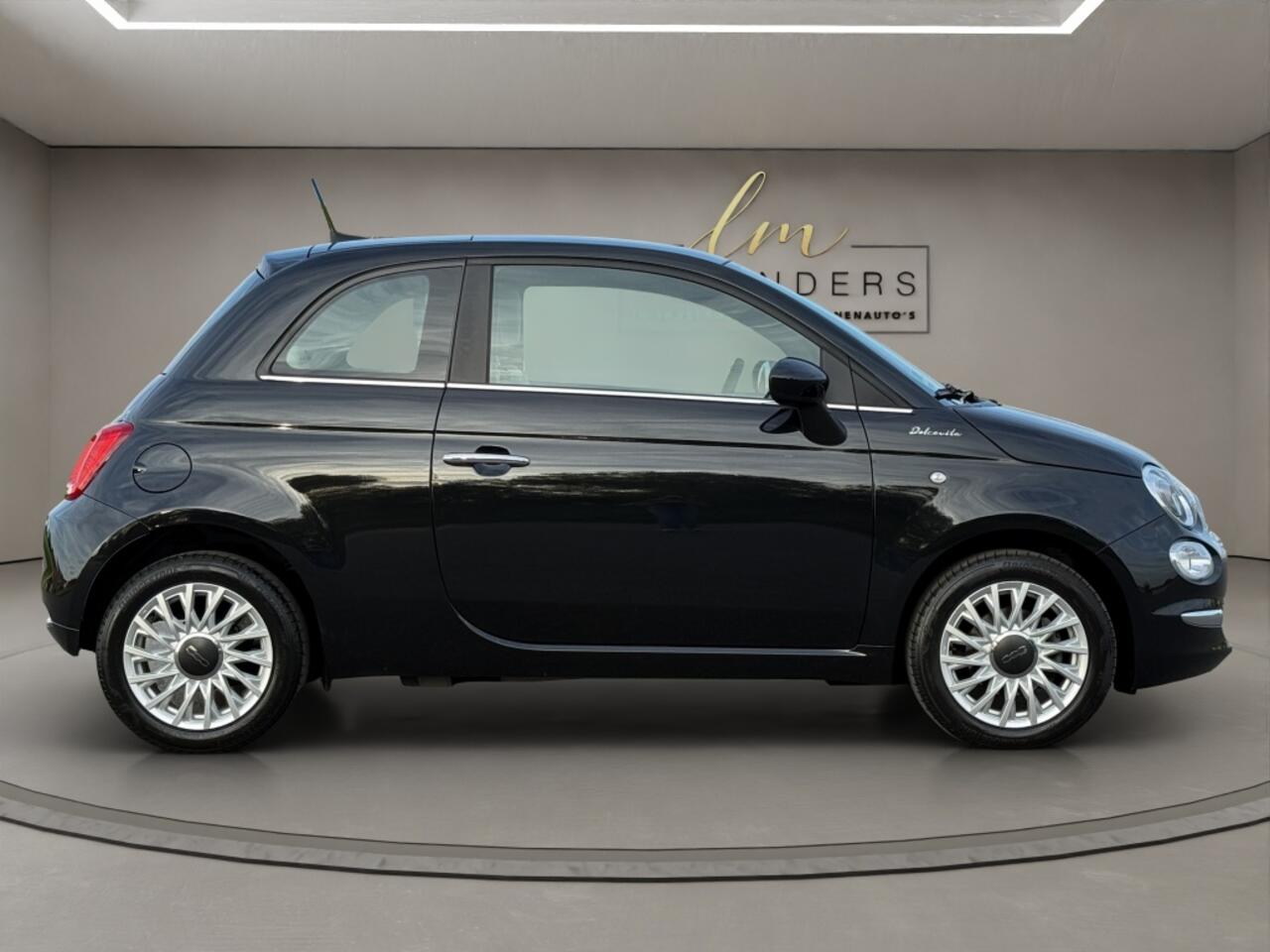 Fiat 500 1.0 Hybrid Dolcevita 2023 ZWART | Panoramadak | Apple CarPlay |