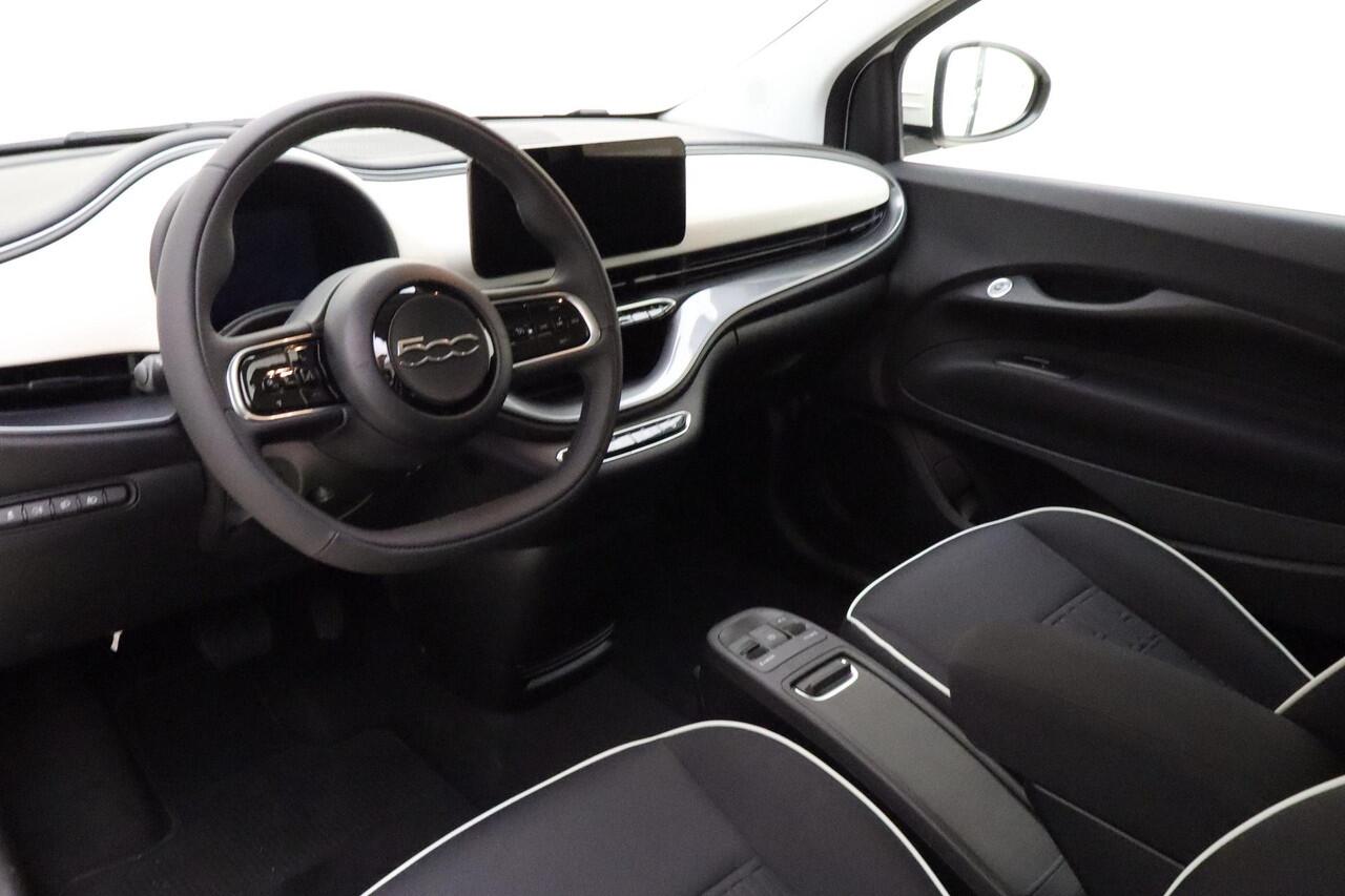 Fiat 500 Urban 42 kWh Camera | Stoelverwarming | Keyless | Navigatie via Carplay | Parkeersensoren voor en achter | Geen kilometers