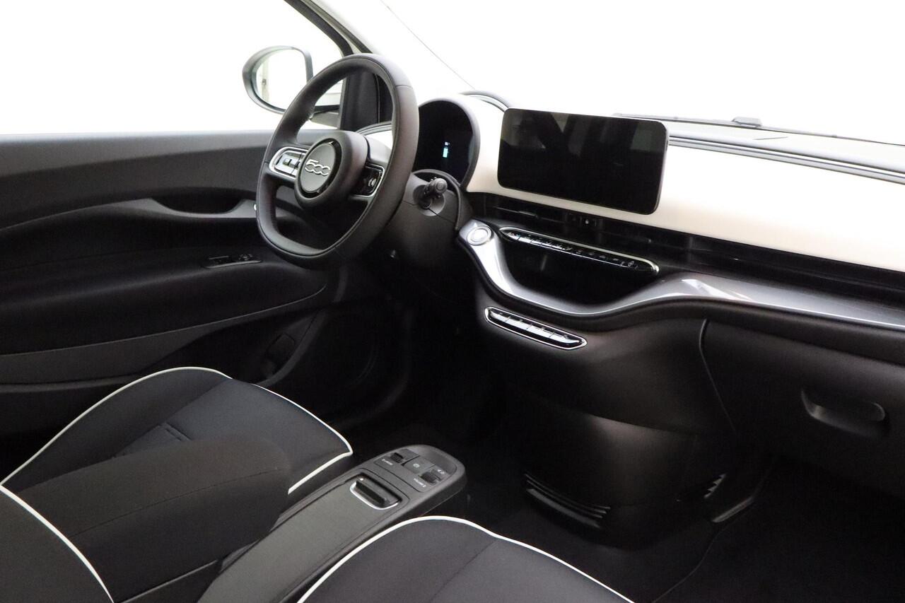 Fiat 500 Urban 42 kWh Camera | Stoelverwarming | Keyless | Navigatie via Carplay | Parkeersensoren voor en achter | Geen kilometers