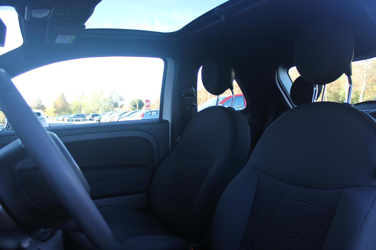 Fiat 500 1.0 72PK HYbrid DOLCEVITA FINALE | PANORAMA DAK | APPLE CARPLAY / ANDROID AUTO | ELEKTRISCHE RAMEN VOOR | PARKEERSENSOREN ACHTER | LED DAGRIJVERLICHTING | 15"LICHTMETALEN VELGEN | CRUISE CONTROL | IN 2 DELEN NEERKLAPBARE ACHTERBANK | AIRCO | MISTLAMPEN V