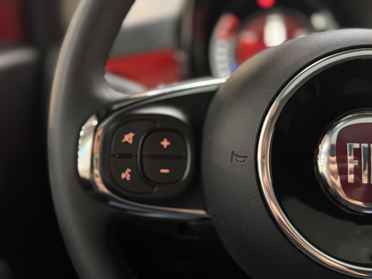 Fiat 500 1.0 Hybrid Dolcevita RED Panoramadak Navi Climat Cruise Parkeersensoren Digitaal Dashboard 16" LM Velgen