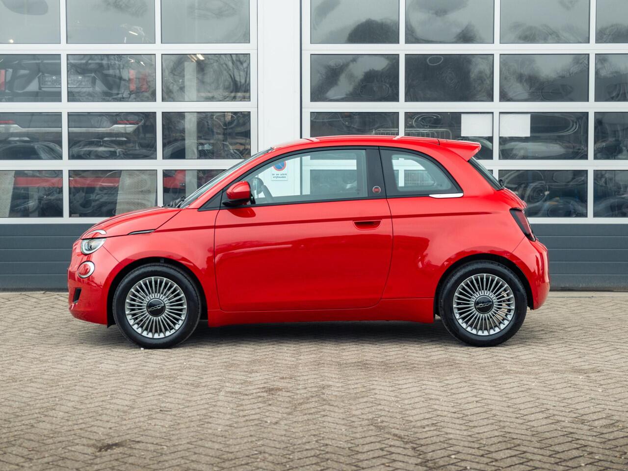 Fiat 500 Hybrid Torino Launch Edition | Private Lease ¤ 379,- | New | Clima | Carplay | PDC | Priv Glass | Rosso Passione