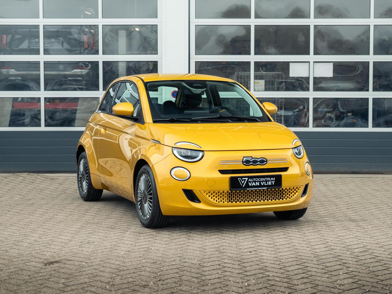 Fiat 500 Hybrid Torino Launch Edition | Private Lease ¤ 387,- | New | Clima | Carplay | PDC | Priv Glass | Sun of Italy