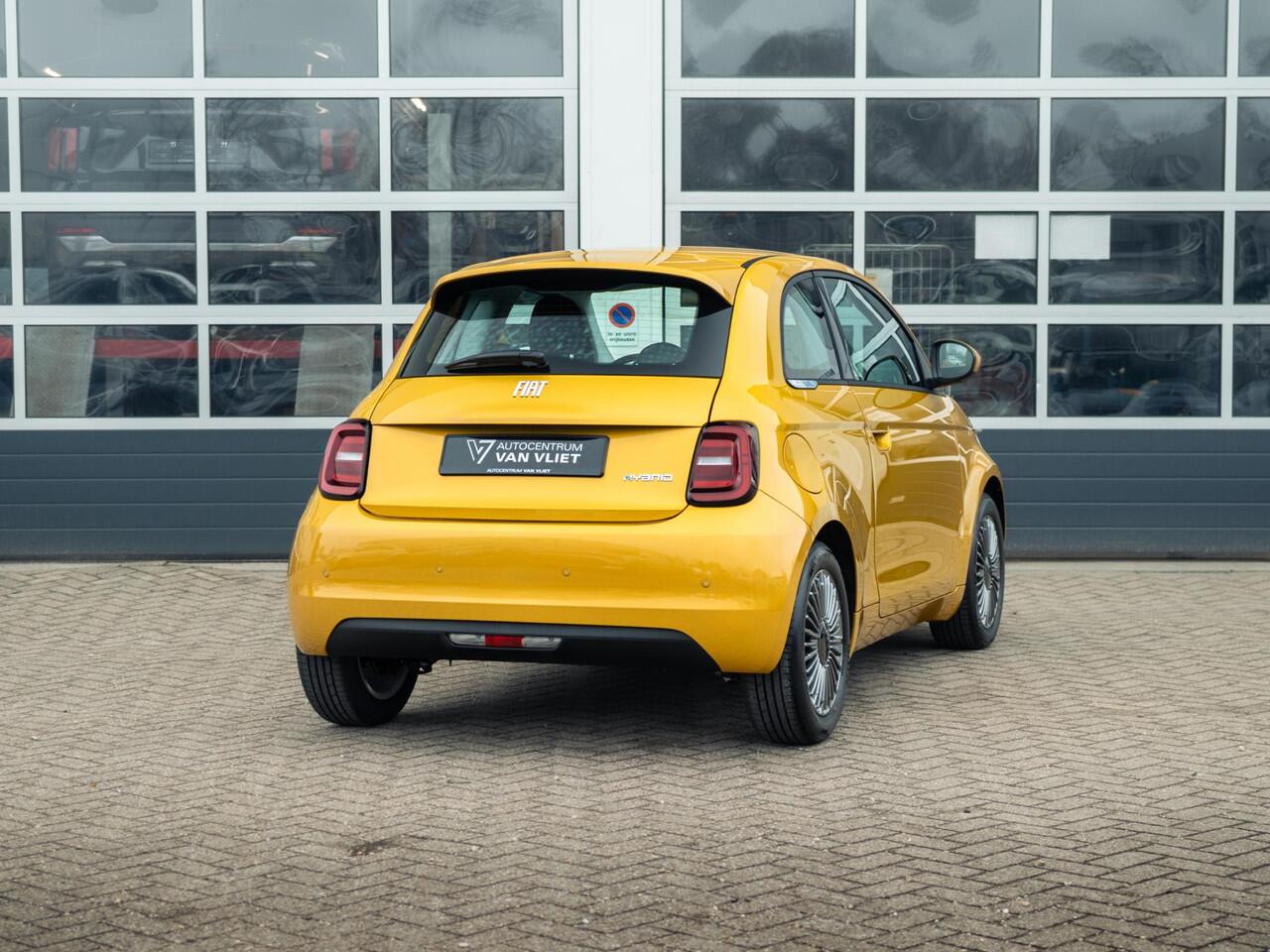 Fiat 500 Hybrid Torino Launch Edition | Private Lease ¤ 387,- | New | Clima | Carplay | PDC | Priv Glass | Sun of Italy