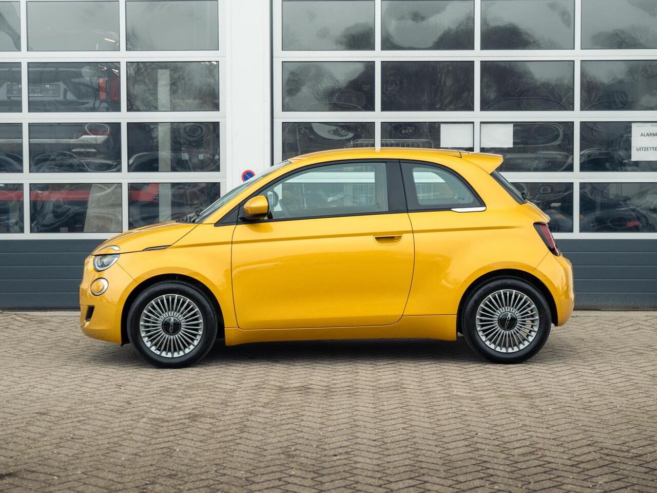 Fiat 500 Hybrid Torino Launch Edition | Private Lease ¤ 387,- | New | Clima | Carplay | PDC | Priv Glass | Sun of Italy