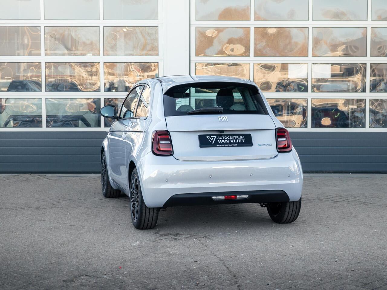 Fiat 500 Hybrid Collezione | Clima | LED | PDC | JBL Premium Audio | 17" | Camera | Canneloni Ivory/Piombo interieur