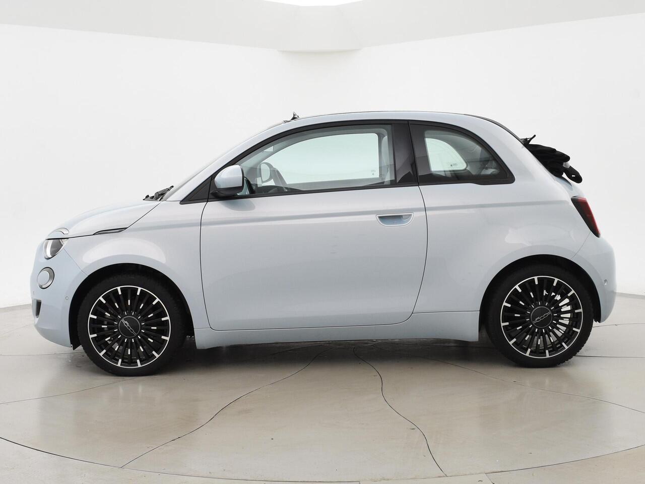 Fiat 500C 42 kWh Aut. *CELESTIAL BLUE* + STOELVERW. | CAMERA | 17 INCH | APPLE CARPLAY