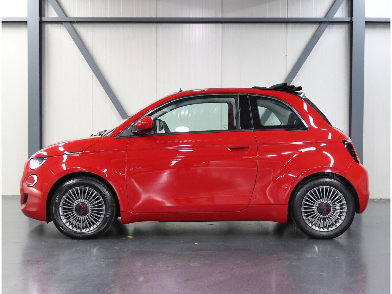 Fiat 500C 42 kWh RED 120PK | Cabrio | ACCURAPPORT 100% | AUTOMAAT | FULL LED | AppleCarPlay/AndroidAuto | Climate Control | Cruise Control | DAB Radio | Virt.Cockpit | Keyless |