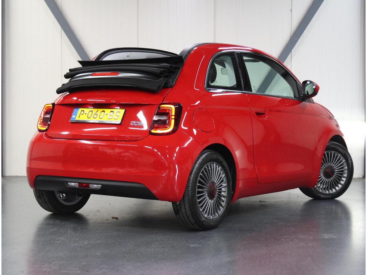 Fiat 500C 42 kWh RED 120PK | Cabrio | ACCURAPPORT 100% | AUTOMAAT | FULL LED | AppleCarPlay/AndroidAuto | Climate Control | Cruise Control | DAB Radio | Virt.Cockpit | Keyless |