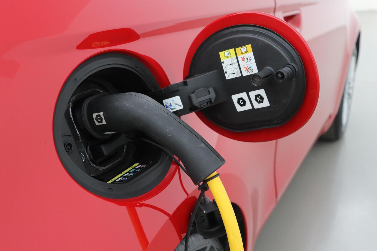 Fiat 500C RED 42 kWh | Stoelverwarming | Keyless | Android | Draadloze Telefoonlader