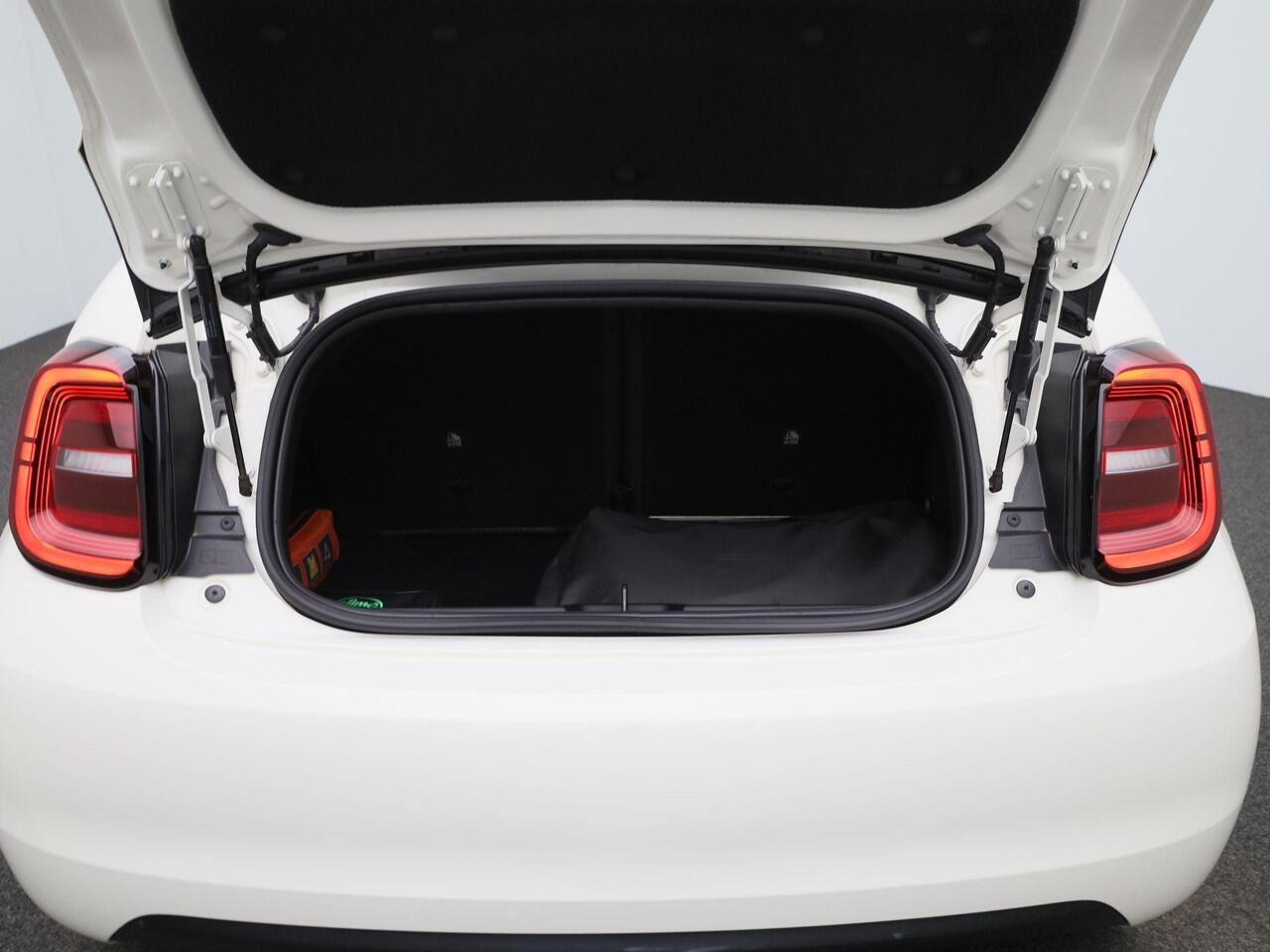 Fiat 500C 500e 42 kWh Icon | Navigatie | Achteruitrijcamera | Apple Carplay & Android Auto | Cruise control | Climate Control |