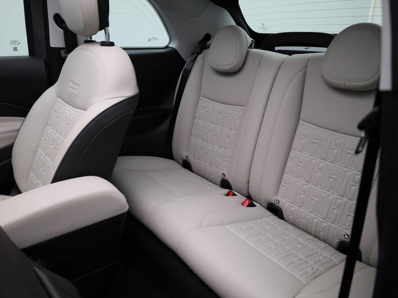 Fiat 500C 500e 42 kWh La Prima | Achteruitrijcamera | Adaptive Cruise Control | Canvas Open Dak Elektrisch | CCS | Draadloos Opladen | Leder | Stoelverwarming |