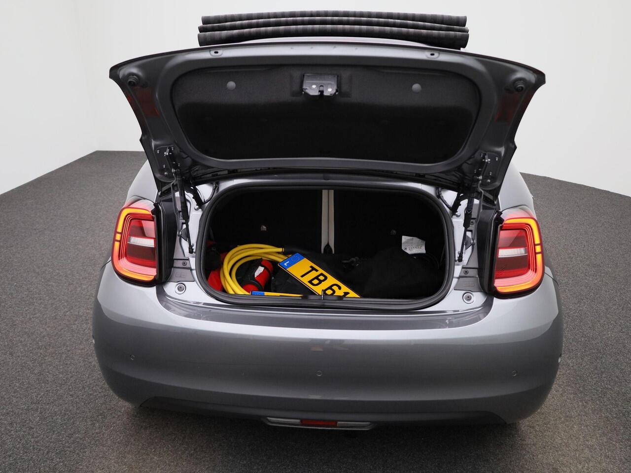 Fiat 500C 500e 42 kWh La Prima | Achteruitrijcamera | Adaptive Cruise Control | Canvas Open Dak Elektrisch | CCS | Draadloos Opladen | Leder | Stoelverwarming |