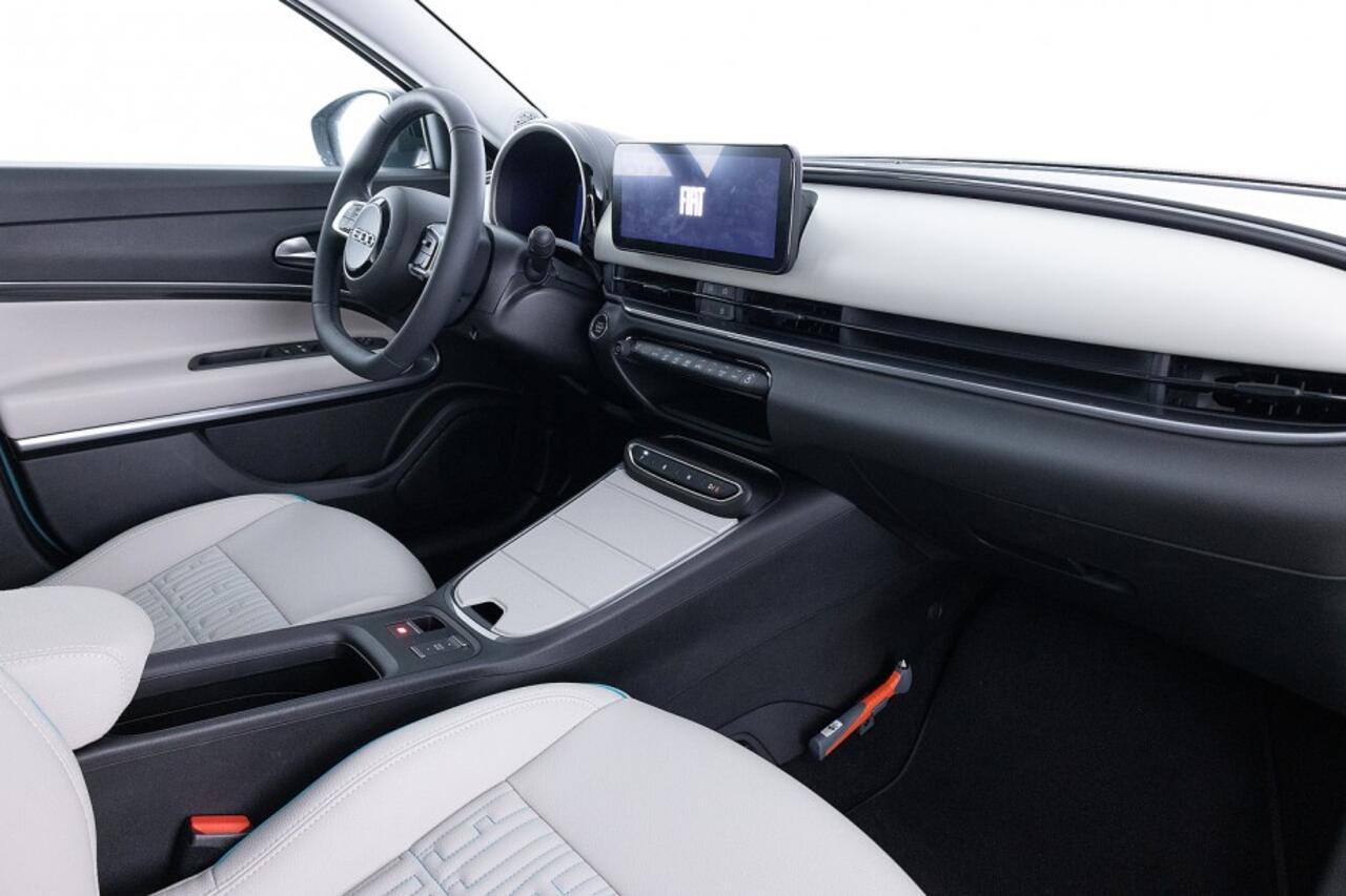 Fiat 600 e La Prima 54 kWh | LEDER | ECC | CARPLAY | LED ? 1e Eigenaar | SOH 96%