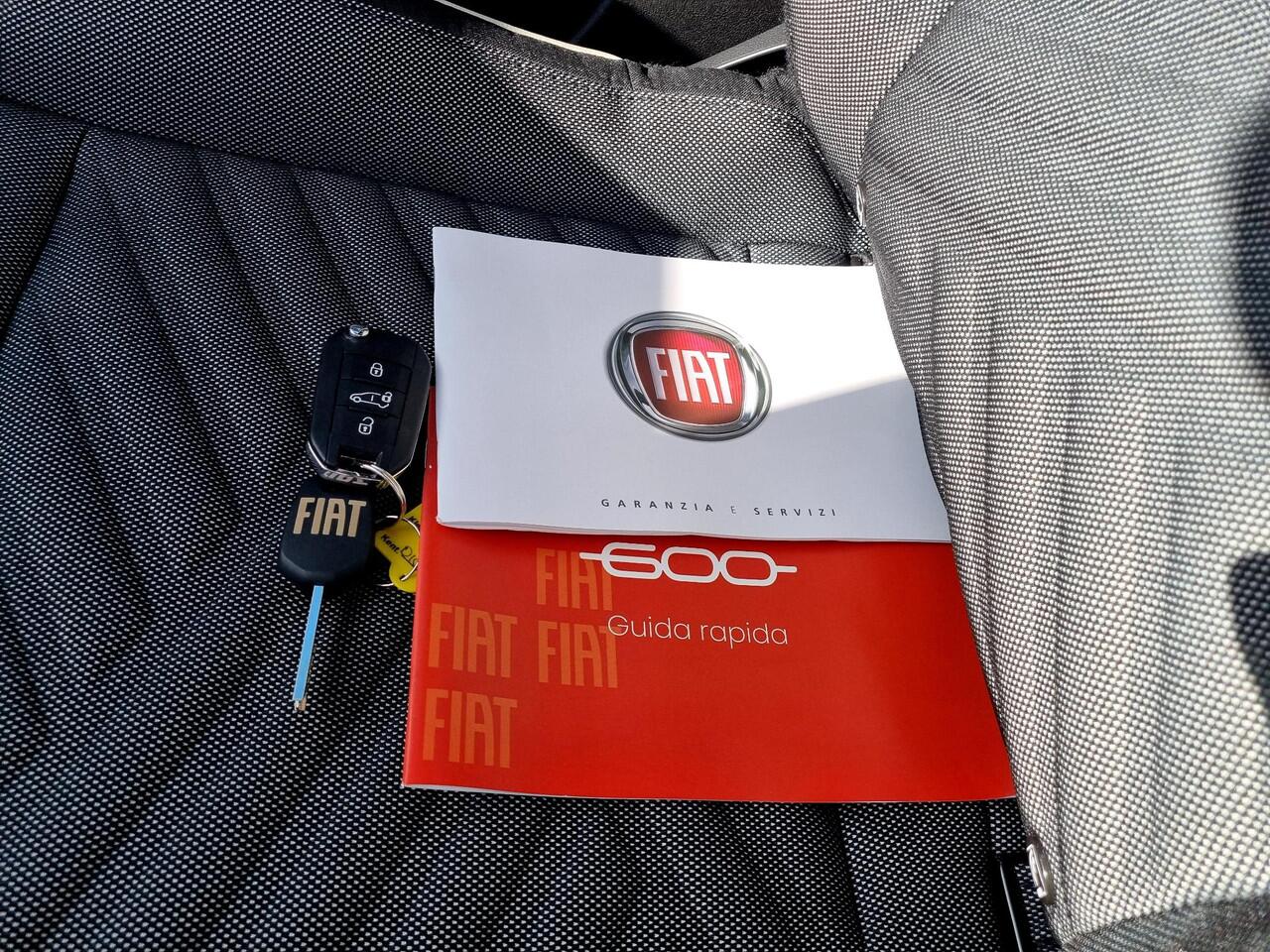 Fiat 600 Hybrid Urban Automaat / Navigatie via Android Auto/Apple Carplay / Airco / Parkeersensor Achter / DAB / Stof/Lederen Bekleding