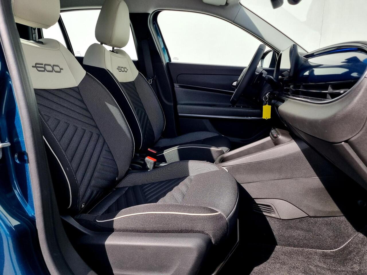 Fiat 600 Hybrid Urban Automaat / Navigatie via Android Auto/Apple Carplay / Airco / Parkeersensor Achter / DAB / Stof/Lederen Bekleding