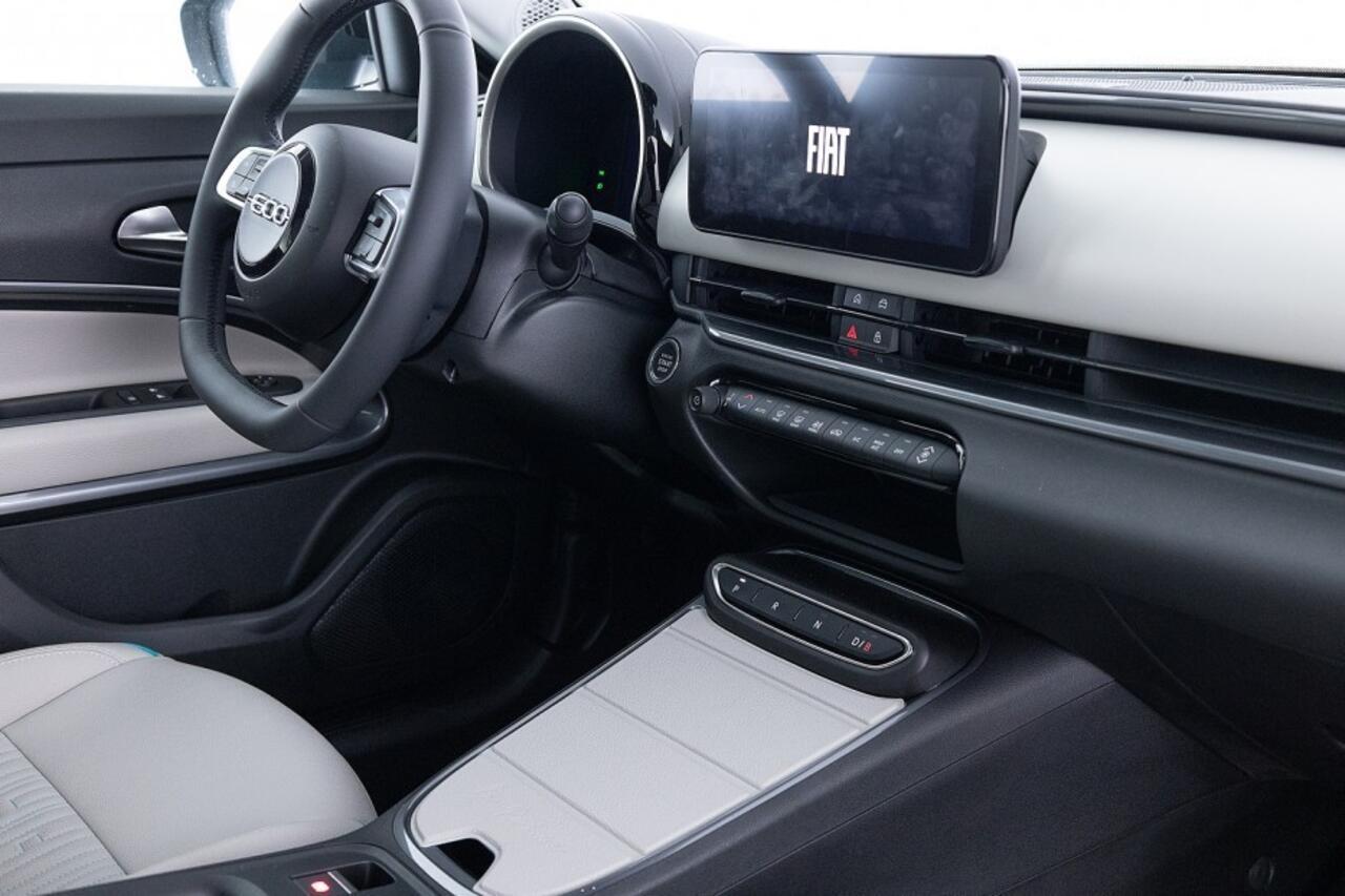 Fiat 600 e La Prima 54 kWh | LEDER | ECC | CARPLAY | LED ? 1e Eigenaar | SOH 96%