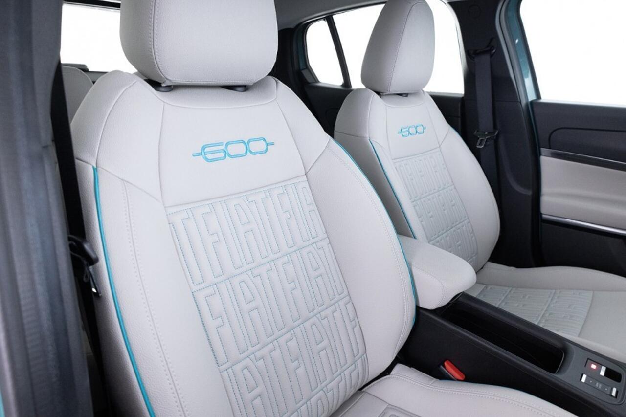 Fiat 600 e La Prima 54 kWh | LEDER | ECC | CARPLAY | LED ? 1e Eigenaar | SOH 96%